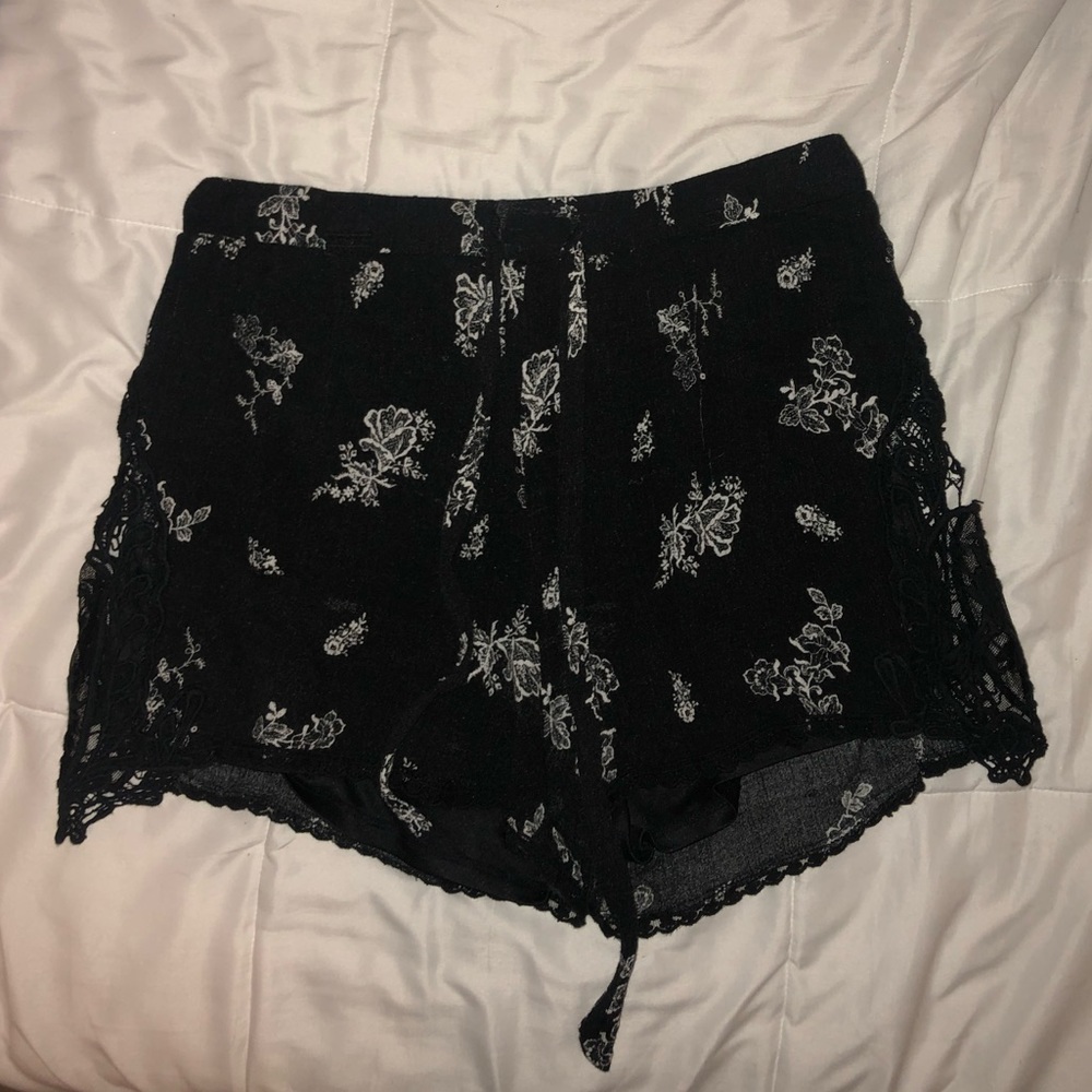 black floral flowy shorts